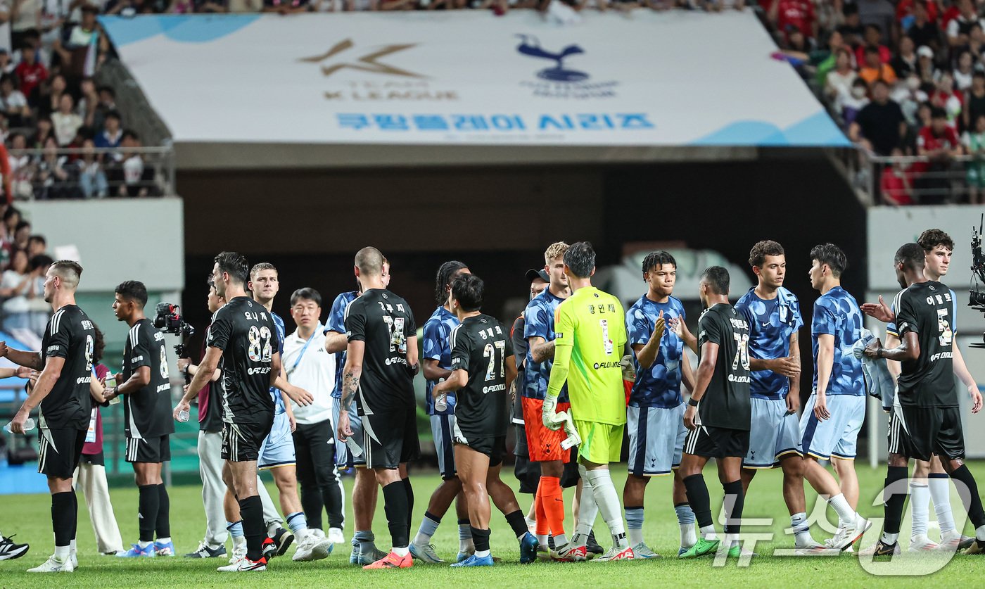 본문 이미지 - 31일 오후 서울 마포구 상암동 서울월드컵경기장에서 열린 쿠팡플레이 시리즈 1차전 토트넘 홋스퍼와 팀 K리그의 경기, 토트넘 선수들이 4대3 승리 후 팀 K리그 선수들과 인사를 나누고 있다. 2024.7.31/뉴스1 ⓒ News1 김도우 기자