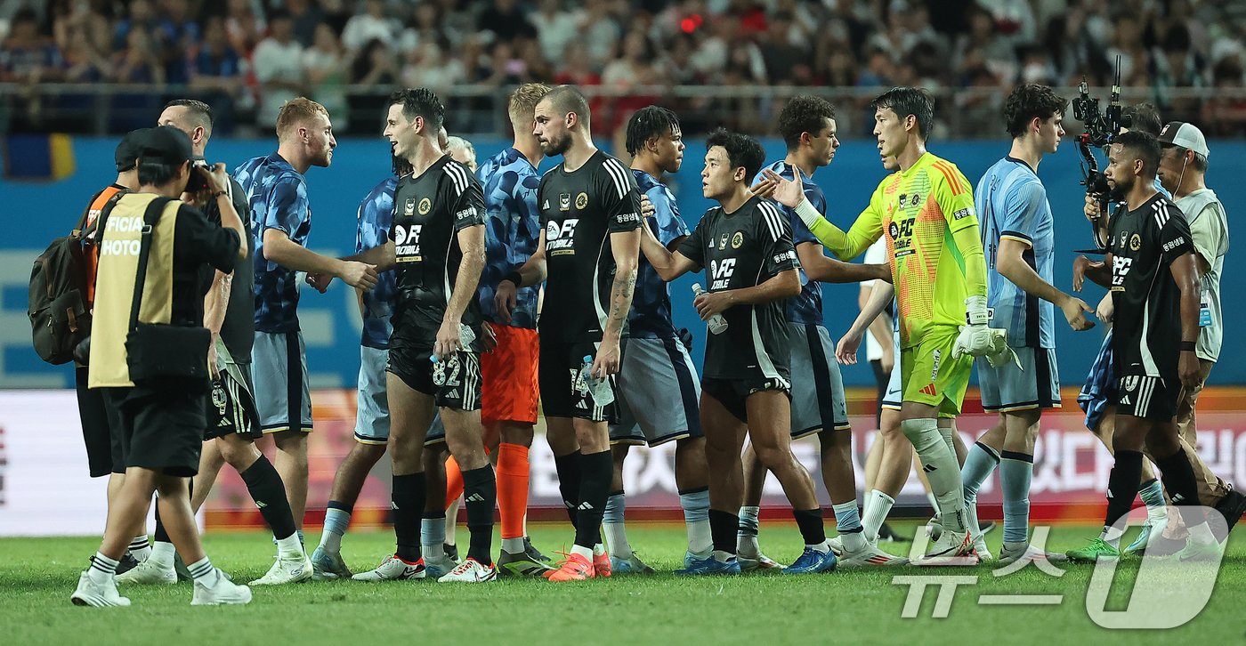 본문 이미지 - 31일 오후 서울 마포구 상암동 서울월드컵경기장에서 열린 쿠팡플레이 시리즈 1차전 토트넘 홋스퍼와 팀 K리그의 경기에서 4대3 승리를 거둔 토트넘 선수들이 경기 후 팀 K리그 선수들과 인사를 나누고 있다. 2024.7.31/뉴스1 ⓒ News1 김진환 기자