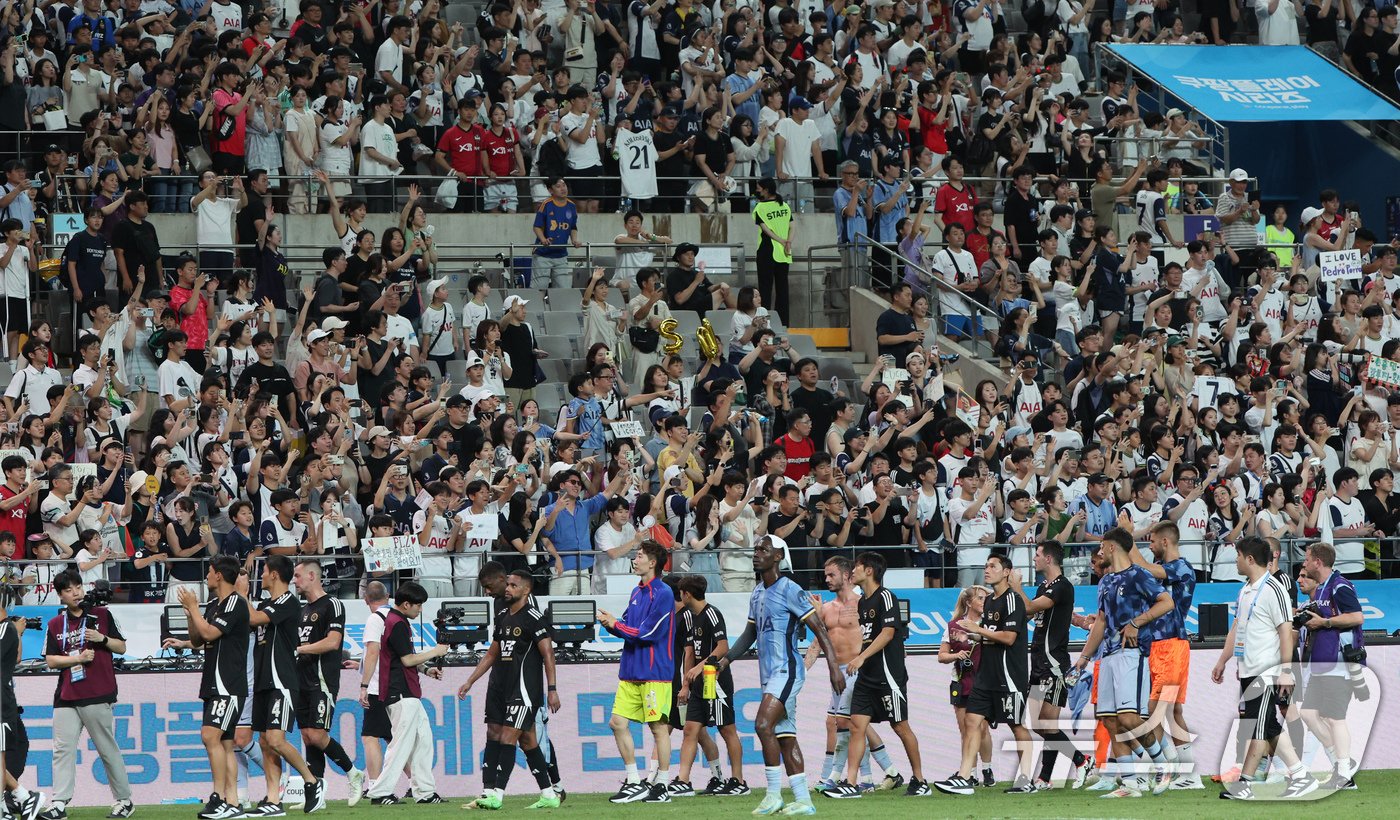 본문 이미지 - 31일 오후 서울 마포구 상암동 서울월드컵경기장에서 열린 쿠팡플레이 시리즈 1차전 토트넘 홋스퍼와 팀 K리그의 경기를 마친 선수들이 팬들을 향해 인사하고 있다. 2024.7.31/뉴스1 ⓒ News1 장수영 기자