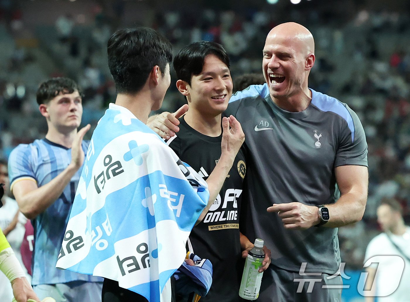 본문 이미지 - 31일 오후 서울 마포구 상암동 서울월드컵경기장에서 열린 쿠팡플레이 시리즈 1차전 토트넘 홋스퍼와 팀 K리그의 경기에서 3대4 패배를 기록한 팀 K리그의 양민혁이 경기 후 토트넘 코칭스테프와 웃으며 대화를 나누고 있다. 2024.7.31/뉴스1 ⓒ News1 김진환 기자