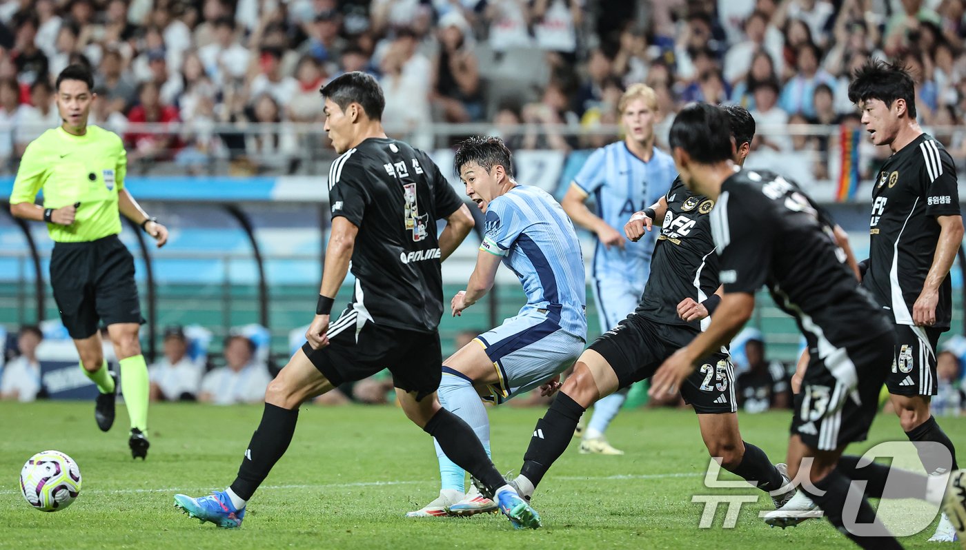 본문 이미지 - 31일 오후 서울 마포구 상암동 서울월드컵경기장에서 열린 쿠팡플레이 시리즈 1차전 토트넘 홋스퍼와 팀 K리그의 경기, 토트넘 손흥민이 공격을 시도하고 있다. 2024.7.31/뉴스1 ⓒ News1 김도우 기자