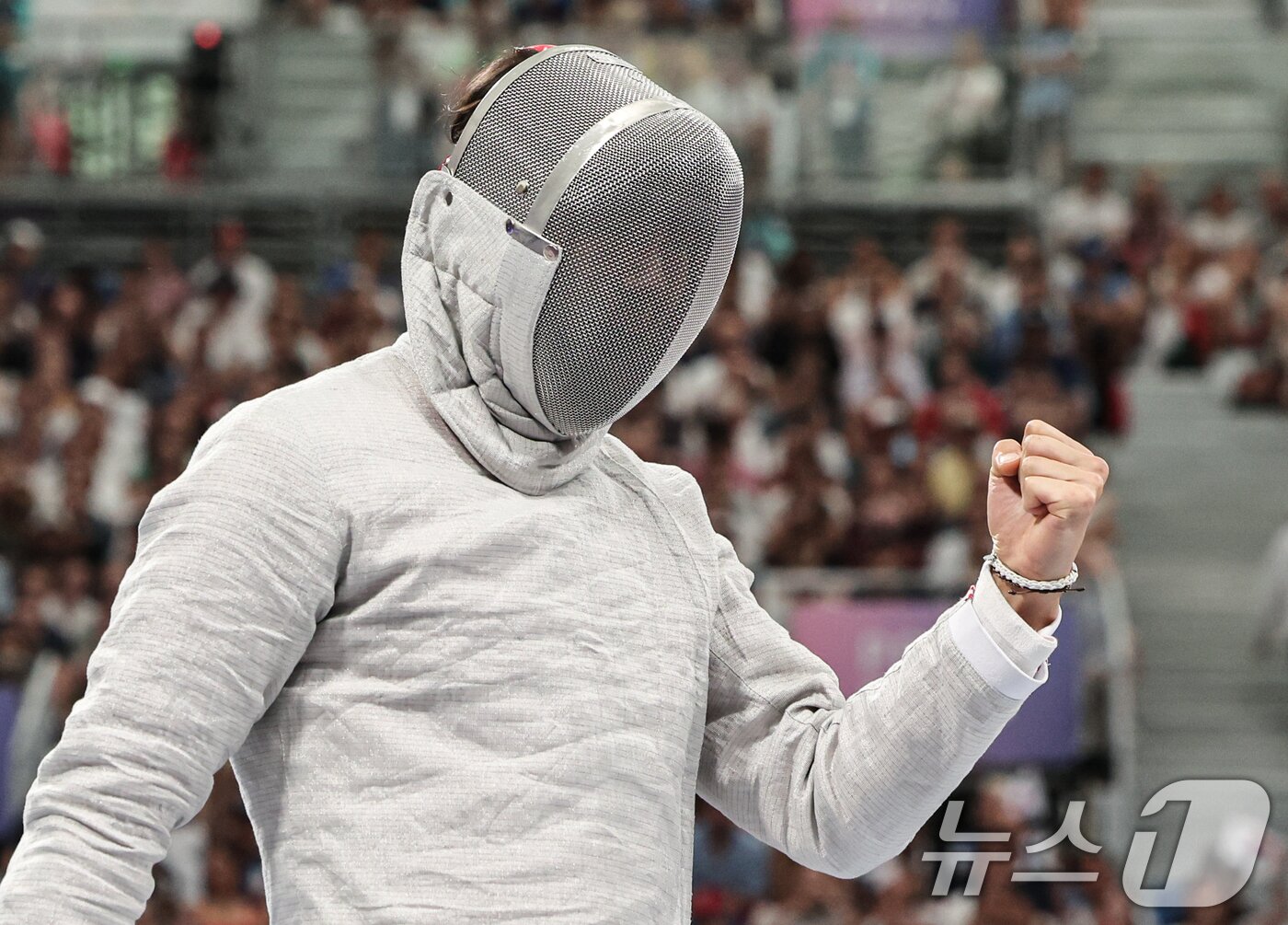 본문 이미지 - 대한민국 펜싱 대표팀 오상욱이 31일&#40;한국시간&#41; 프랑스 파리 그랑 팔레에서 열린 2024 파리올림픽 펜싱 남자 사브르 단체 4강 프랑스와의 경기에서 득점한 후 기뻐하고 있다. 2024.7.31/뉴스1 ⓒ News1 이동해 기자