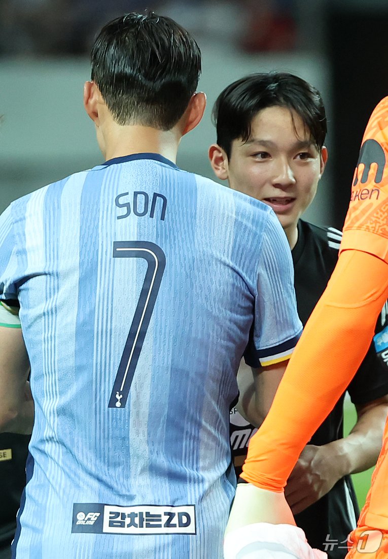 본문 이미지 - 31일 오후 서울 마포구 상암동 서울월드컵경기장에서 열린 쿠팡플레이 시리즈 1차전 토트넘 홋스퍼와 팀 K리그의 경기를 앞두고 팀 K리그 양민혁이 토트넘 손흥민과 인사를 나누고 있다. 2024.7.31/뉴스1 ⓒ News1 김진환 기자