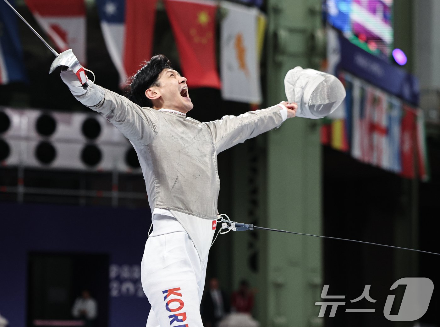 대한민국 펜싱 대표팀 구본길이 31일&#40;한국시간&#41; 프랑스 파리 그랑 팔레에서 열린 2024 파리올림픽 펜싱 남자 사브르 단체 4강 프랑스와의 경기에서 득점에 기뻐하고 있다. 2024.7.31/뉴스1 ⓒ News1 이동해 기자