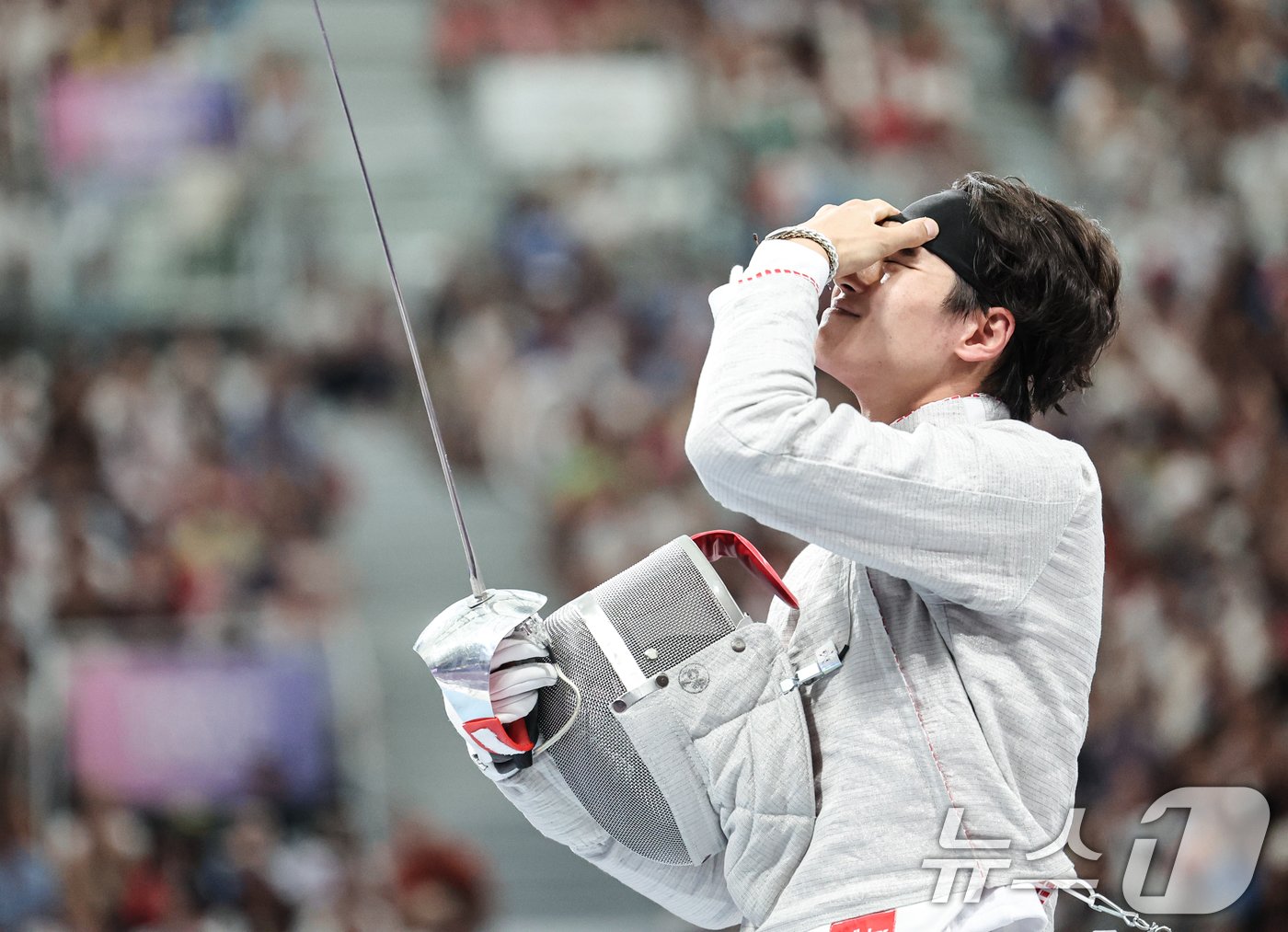 대한민국 펜싱 대표팀 오상욱이 31일&#40;한국시간&#41; 프랑스 파리 그랑 팔레에서 열린 2024 파리올림픽 펜싱 남자 사브르 단체 4강 프랑스와의 경기에서 득점을 허용한 후 아쉬워하고 있다. 2024.7.31/뉴스1 ⓒ News1 이동해 기자