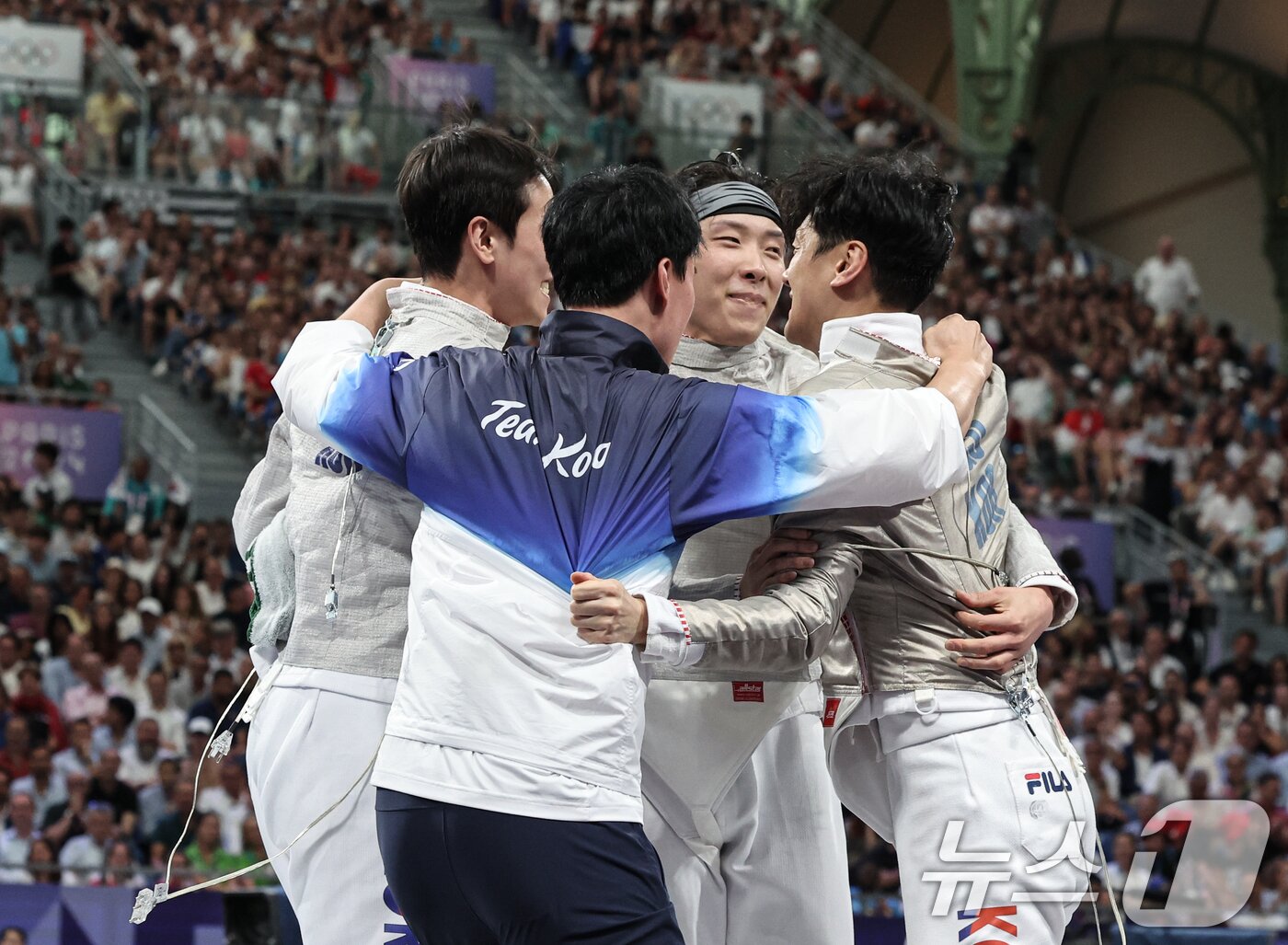 본문 이미지 - 대한민국 펜싱 대표팀 구본길, 오상욱, 박상원, 도경동이 31일(한국시간) 프랑스 파리 그랑 팔레에서 열린 2024 파리올림픽 펜싱 남자 사브르 단체 4강 프랑스와의 경기에서 승리한 후 기뻐하고 있다. 2024.7.31/뉴스1 ⓒ News1 이동해 기자