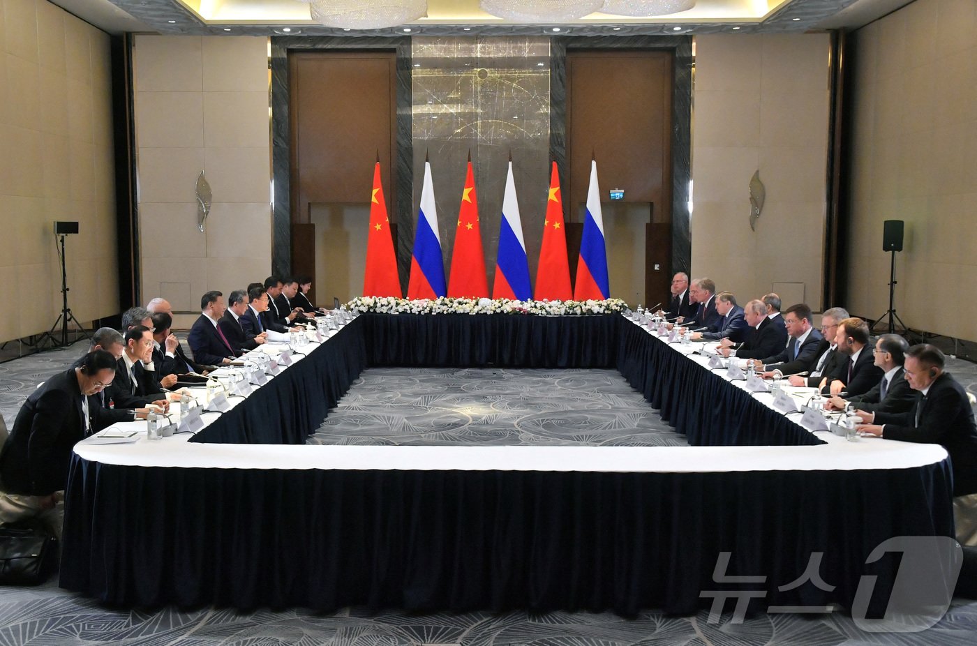 본문 이미지 - 블라디미르 푸틴 러시아 대통령과 시진핑 중국 국가주석이 각자의 대표단을 대동하고 3일 카자흐스탄 아스타나에서 확대 정상회담을 열고 있다. 2024.7.3 ⓒ 로이터=뉴스1 ⓒ News1 강민경 기자