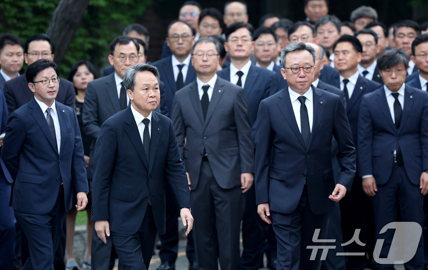 (서울=뉴스1) 장수영 기자 = 진옥동 신한금융지주 회장과 정상혁 신한은행장 등 임직원들이 4일 오전 서울 종로구 서울대병원 장례식장에서 시청역 돌진사고로 유명을 달리한 은행 직원 …