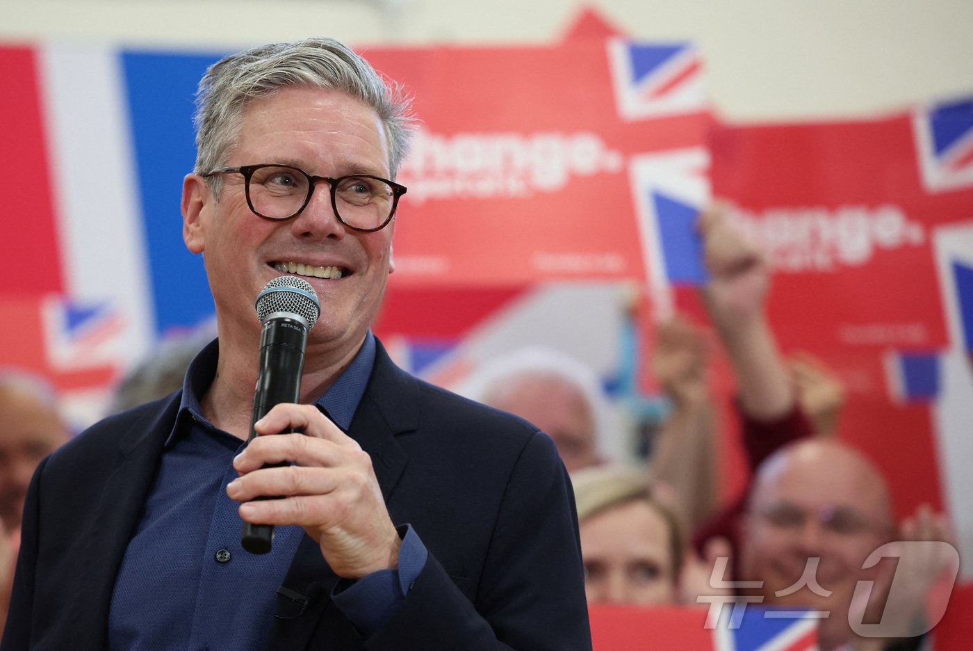본문 이미지 - 스타머 노동당 대표가 유세 중 활짝 웃고 있다.  ⓒ 로이터=뉴스1 ⓒ News1 조유리 기자