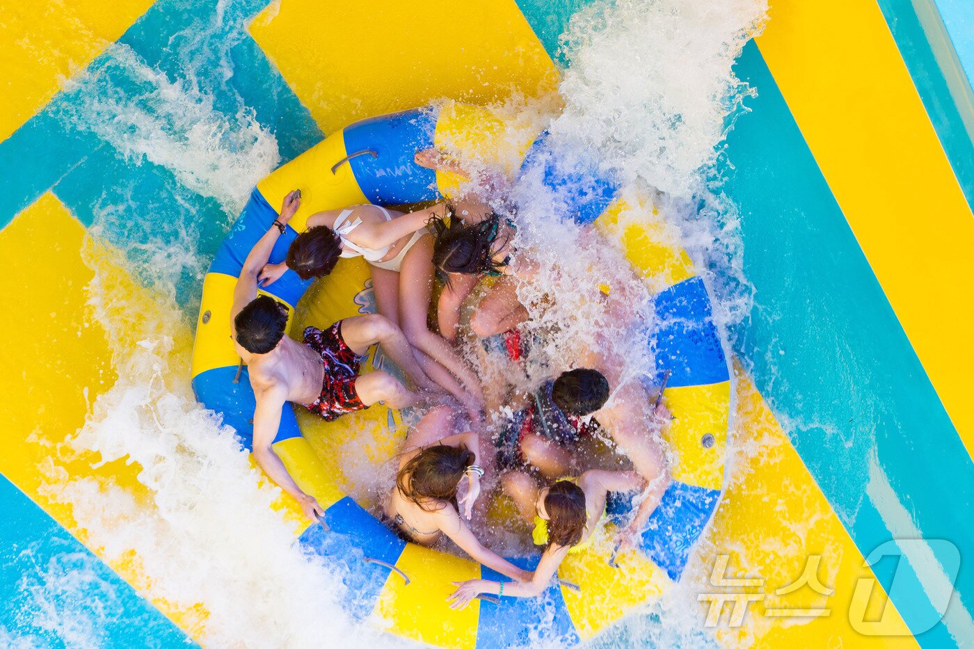 본문 이미지 - 롯데워터파크 야외시설 토네이도 슬라이드(롯데워터파크 제공)