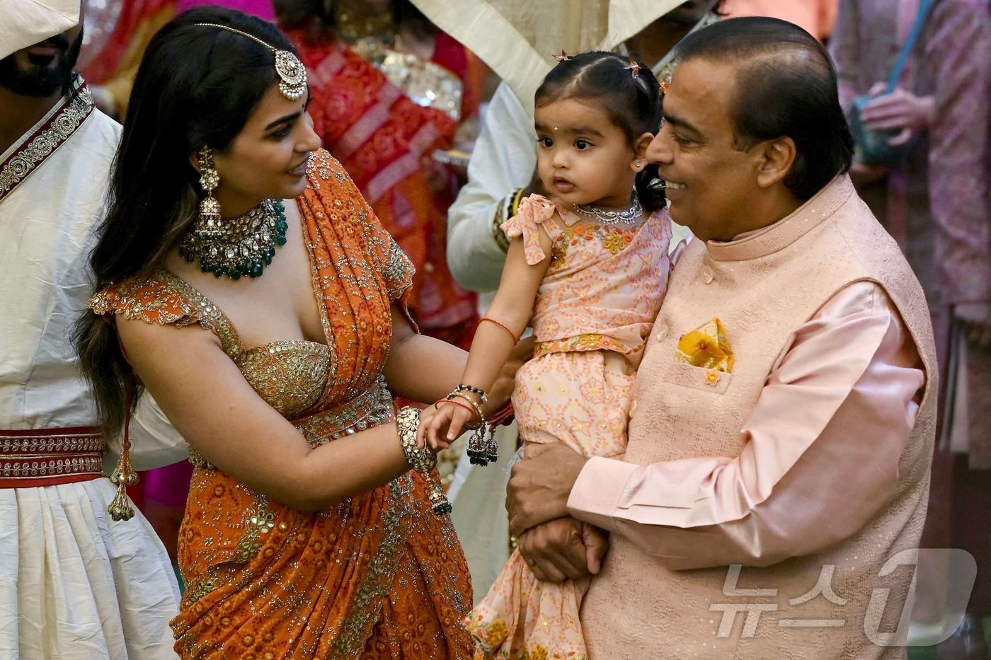 (뭄바이 AFP=뉴스1) 조유리 기자 = 인도 릴라이언스의 회장인 무케시 암바니가 3일(현지시간) 뭄바이에 있는 자신의 집이 있는 안틸리아에서 아들 아난트 암바니와 약혼녀 라디카 …