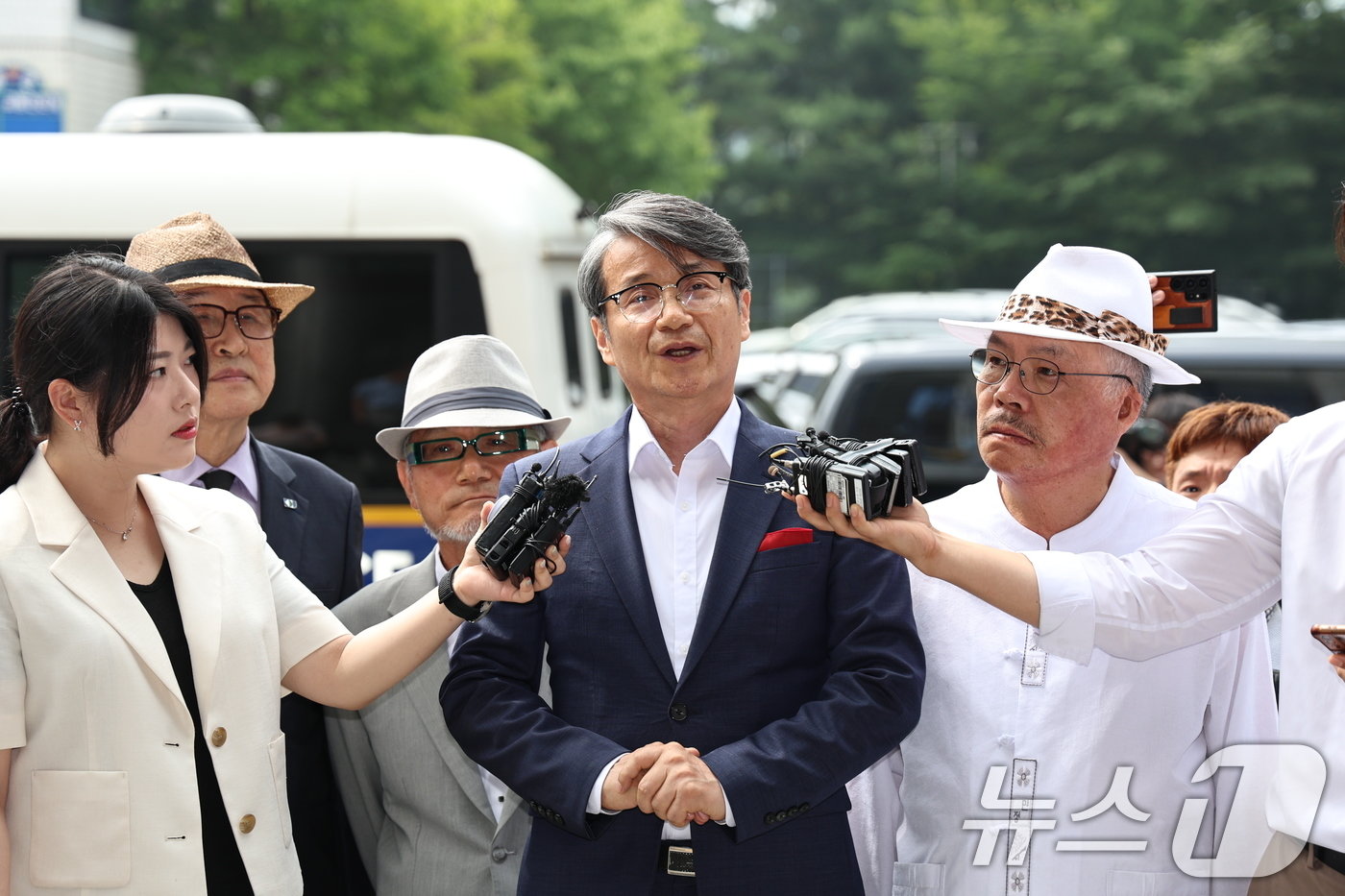 본문 이미지 - 최재영 목사가 4일 오전 서울 서초경찰서에서 스토킹 혐의로 피고발인 조사를 받기 위해 출석하며 취재진 질문에 답하고 있다. 최 목사는 2022년 6월 부터 김건희 여사에게 10여 차례 만남을 요청하고 명품가방 등을 전달하는 장면을 몰래 촬영한 혐의를 받고 있다. 2024.7.4/뉴스1 ⓒ News1 구윤성 기자