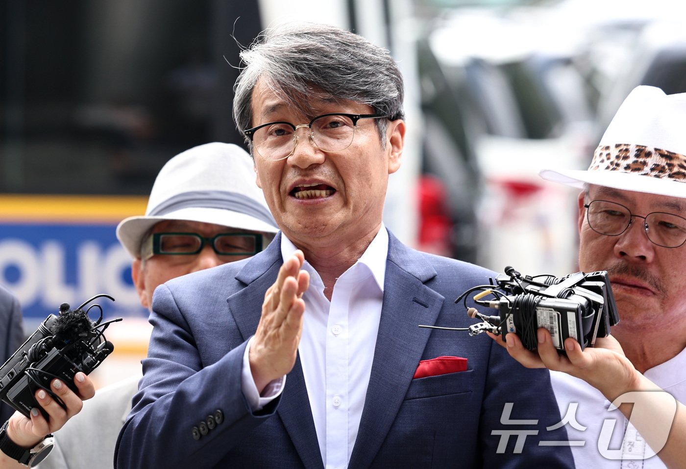 본문 이미지 - 최재영 목사가 4일 오전 서울 서초경찰서에서 스토킹 혐의로 피고발인 조사를 받기 위해 출석하며 입장을 밝히고 있다. 최 목사는 2022년 6월 부터 김건희 여사에게 10여 차례 만남을 요청하고 명품가방 등을 전달하는 장면을 몰래 촬영한 혐의를 받고 있다. 2024.7.4/뉴스1 ⓒ News1 구윤성 기자