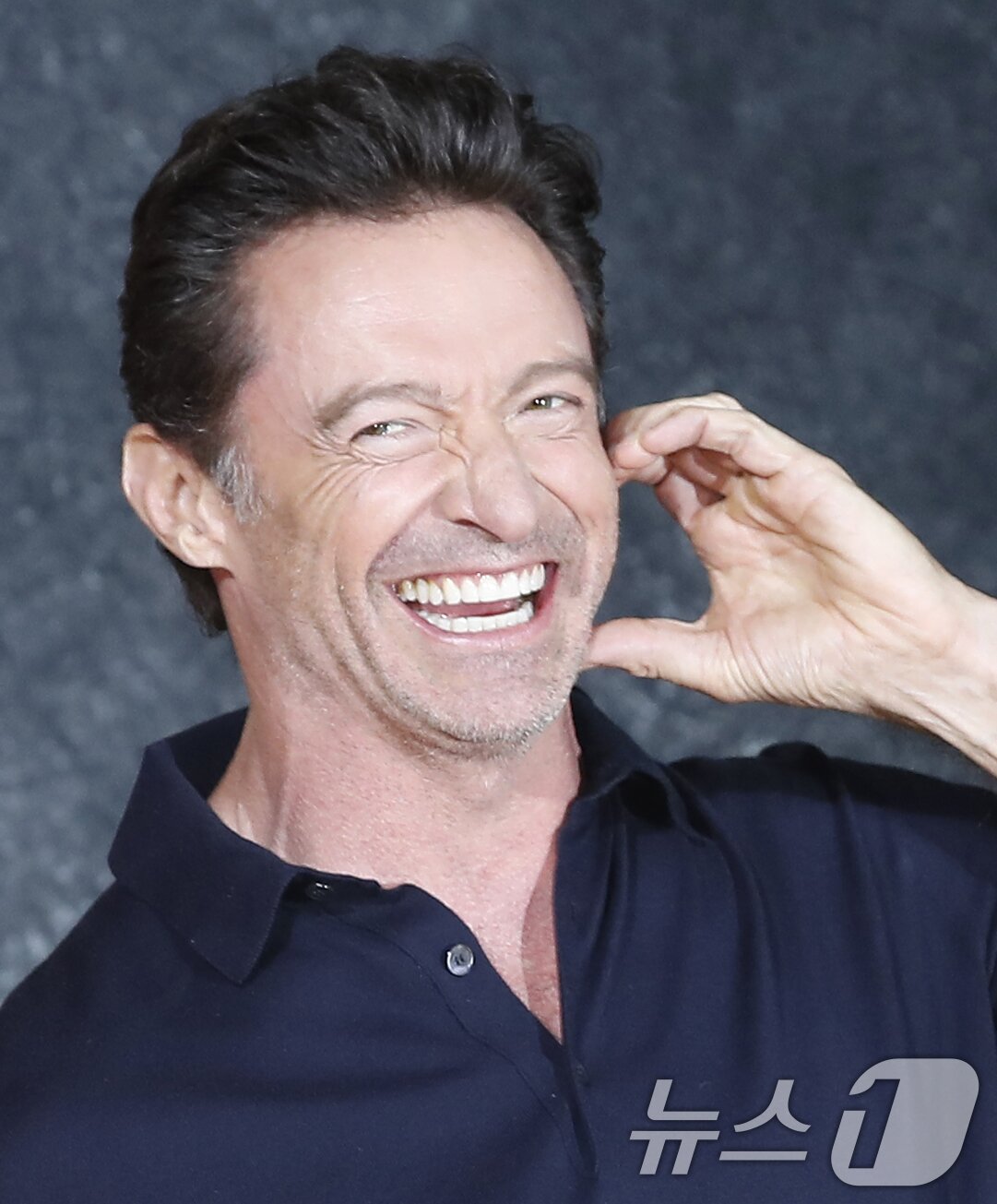 본문 이미지 - 할리우드 배우 휴잭맨이 4일 서울 종로구 포시즌스 호텔 서울에서 열린 영화 '데드풀과 울버린‘ 내한 기자간담회에서 포즈를 취하고 있다. '데드풀과 울버린'은 히어로 생활에서 은퇴한 후, 평범한 중고차 딜러로 살아가던 데드풀이 예상치 못한 거대한 위기를 맞아 모든 면에서 상극인 울버린을 찾아가게 되며 펼쳐지는 액션 블록버스터다. 2024.7.4/뉴스1 ⓒ News1 권현진 기자