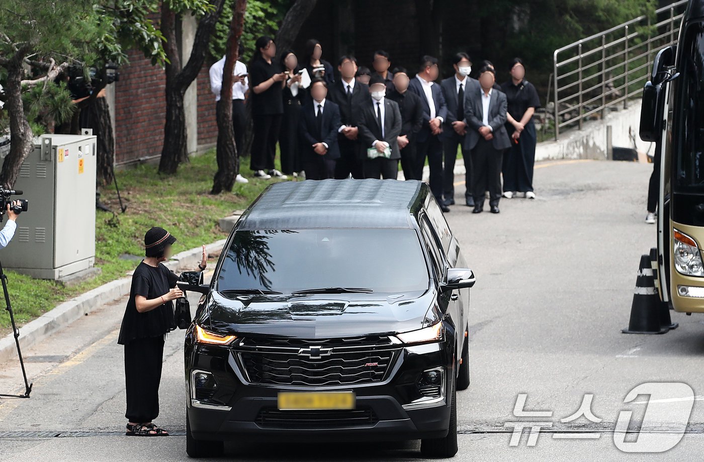 본문 이미지 - 4일 오전 서울 종로구 서울대병원 장례식장에서 '시청역 인도 차량 돌진사고'로 생을 마감한 병원 주차관리 직원 A씨의 발인식이 엄수된 가운데 가족과 동료들이 고인의 마지막 길을 배웅하고 있다. 2024.7.4/뉴스1 ⓒ News1 오대일 기자