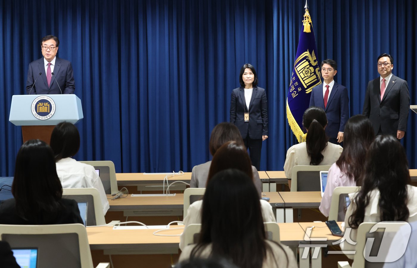 정진석 대통령 비서실장이 4일 용산 대통령실 청사 브리핑실에서 열린 인사브리핑에서 김병환 금융위원장 후보자&#40;오른쪽부터&#41;, 김완섭 환경부 장관 후보자, 이진숙 신임 방송통신위원장 후보자를 소개하고 있다. 2024.7.4/뉴스1 ⓒ News1 송원영 기자