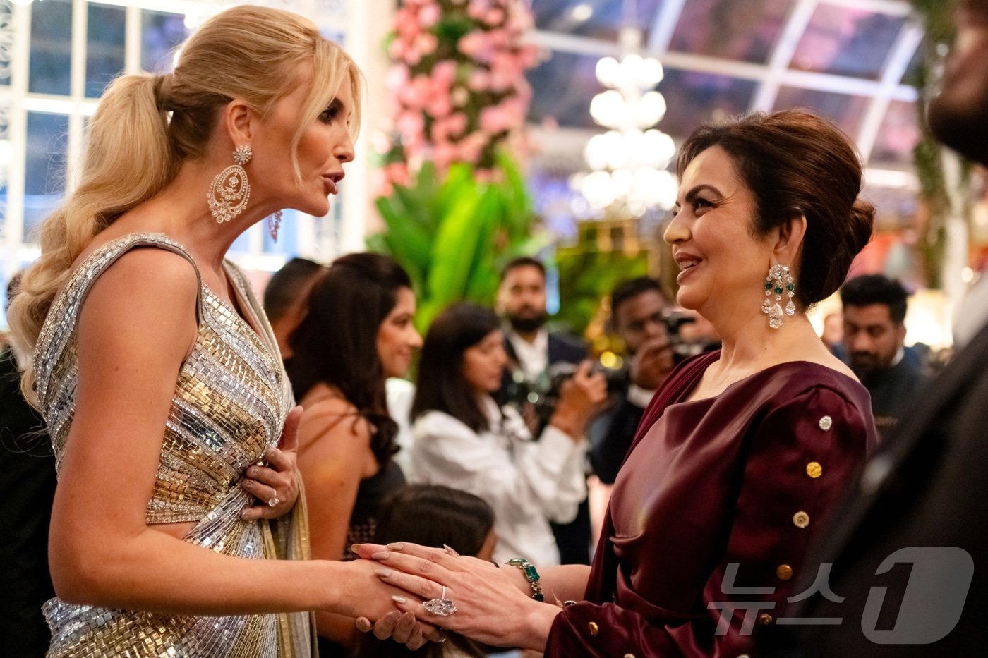 본문 이미지 - 아시아 최고 갑부인 무케시 암바니 인도 릴라이언스 회장의 막내아들인 아난트 암바니와 인도 앙코르 제약 상속녀인 라드히카 머천트가 지난 3월 개최한 결혼식 전 파티에 초대된 도널드 트럼프 전 미국 대통령 딸 이방카 트럼프. 사진은 이방카 트럼프와 암바니의 어머니인 니타 암바니가 인사를 나누는 모습. 2024.3.1. ⓒ 로이터=뉴스1 ⓒ News1 이창규 기자