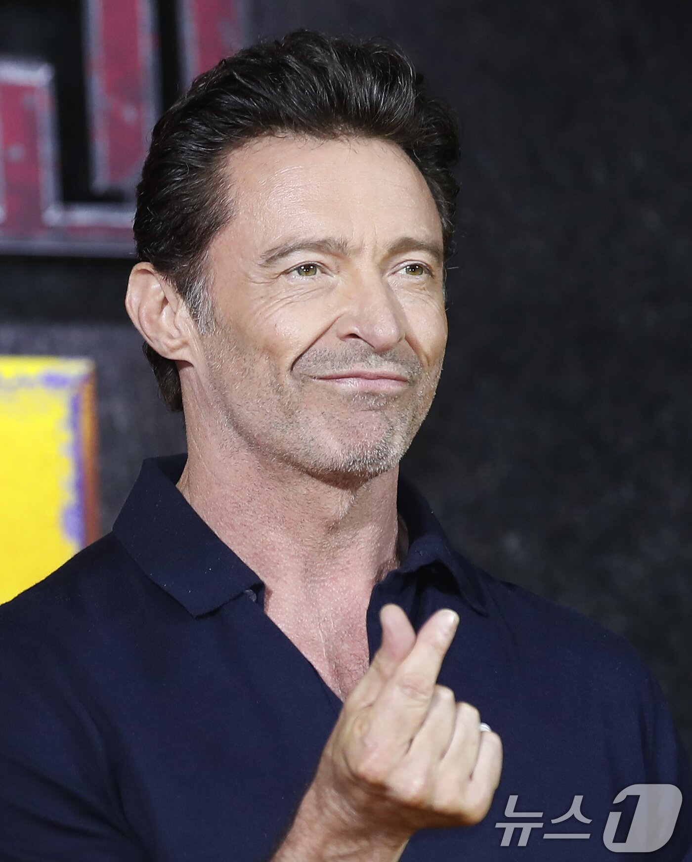 본문 이미지 - 할리우드 휴 잭맨이 4일 서울 종로구 포시즌스 호텔 서울에서 열린 영화 '데드풀과 울버린‘(감독 숀 레비) 내한 기자간담회에서 포즈를 취하고 있다. '데드풀과 울버린'은 히어로 생활에서 은퇴한 후, 평범한 중고차 딜러로 살아가던 데드풀이 예상치 못한 거대한 위기를 맞아 모든 면에서 상극인 울버린을 찾아가게 되며 펼쳐지는 액션 블록버스터다. 2024.7.4/뉴스1 ⓒ News1 권현진 기자