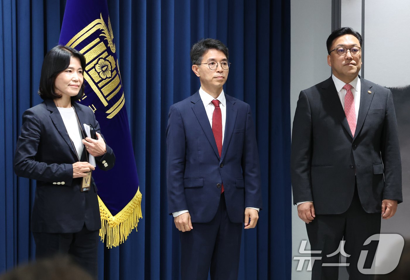 본문 이미지 - 이진숙 신임 방송통신위원장 후보자(왼쪽부터), 김완섭 환경부 장관 후보자, 김병환 금융위원장 후보자가 4일 오전 용산 대통령실 청사 브리핑실에서 열린 인사브리핑에 자리하고 있다. 2024.7.4/뉴스1 ⓒ News1 송원영 기자
