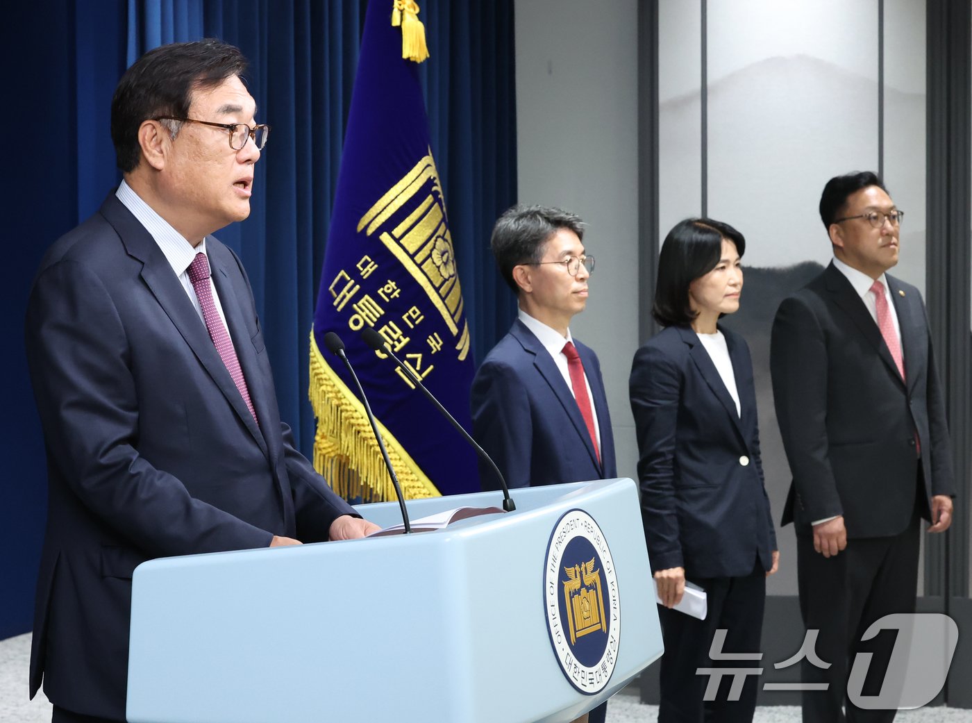 정진석 대통령 비서실장이 4일 용산 대통령실 청사 브리핑실에서 열린 인사브리핑에서 김병환 금융위원장 후보자&#40;오른쪽부터&#41;, 김완섭 환경부 장관 후보자, 이진숙 신임 방송통신위원장 후보자를 소개하고 있다. 2024.7.4/뉴스1 ⓒ News1 송원영 기자