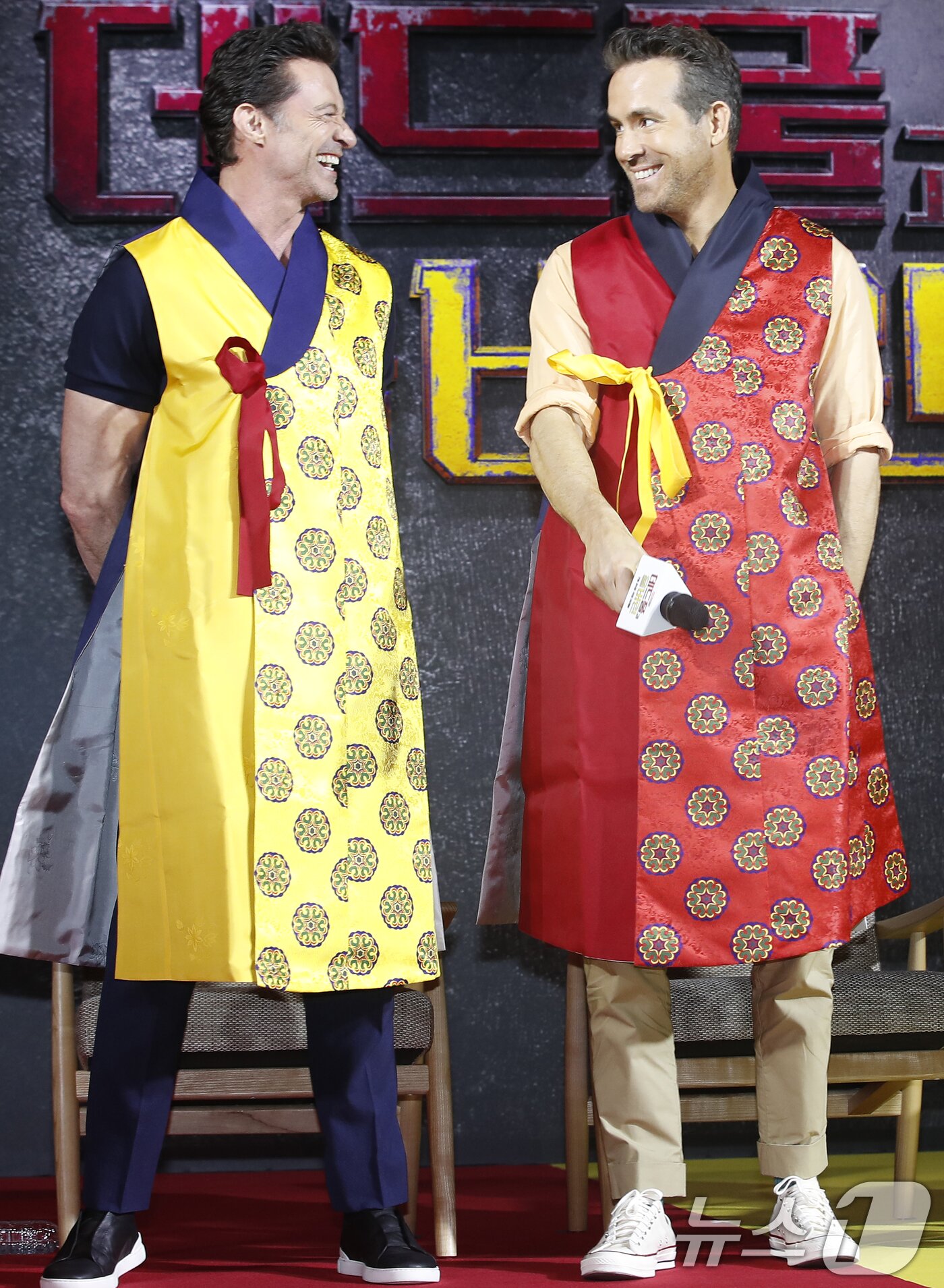 본문 이미지 - 할리우드 배우 휴잭맨과 라이언 레이놀즈(오른쪽)가 4일 서울 종로구 포시즌스 호텔 서울에서 열린 영화 '데드풀과 울버린‘(감독 숀 레비) 내한 기자간담회에서 선물 받은 한복을 입고 감탄을 하고 있다. '데드풀과 울버린'은 히어로 생활에서 은퇴한 후, 평범한 중고차 딜러로 살아가던 데드풀이 예상치 못한 거대한 위기를 맞아 모든 면에서 상극인 울버린을 찾아가게 되며 펼쳐지는 액션 블록버스터다. 2024.7.4/뉴스1 ⓒ News1 권현진 기자