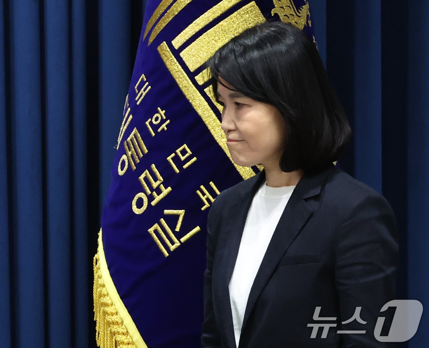 본문 이미지 - 이진숙 신임 방송통신위원장 후보자가 4일 용산 대통령실 청사 브리핑실에서 열린 인사브리핑에서 지명 소감 발표를 위해 이동하고 있다. 2024.7.4/뉴스1 ⓒ News1 송원영 기자