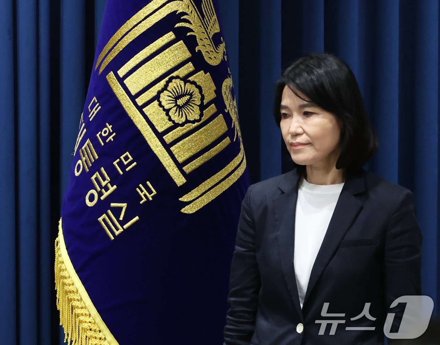 본문 이미지 - 이진숙 신임 방송통신위원장 후보자가 4일 용산 대통령실 청사 브리핑실에서 열린 인사브리핑에서 지명 소감 발표를 위해 이동하고 있다. 2024.7.4/뉴스1 ⓒ News1 송원영 기자