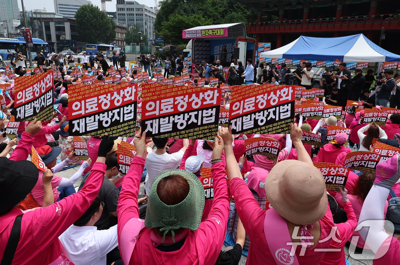 한국유방암환우총연합회·한국환자단체연합회·한국희귀난치성질환연합회 등 총 92개 환자단체 회원들이 4일 오전 서울 종로구 보신각 앞에서 열린 &#39;의사 집단휴진 철회 및 재발방지법 제정 환자촉구대회&#39;에서 구호를 외치고 있다. 2024.7.4/뉴스1 ⓒ News1 김진환 기자