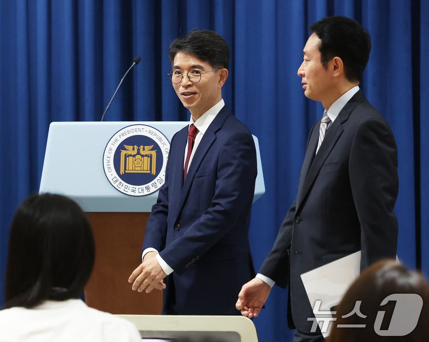 본문 이미지 - 김완섭 환경부장관 후보자가 4일 용산 대통령실 청사 브리핑실에서 열린 인사브리핑에서 지명 소감 발표를 마치고 이도운 홍보수석과 대화를 하고 있다. 2024.7.4/뉴스1 ⓒ News1 송원영 기자