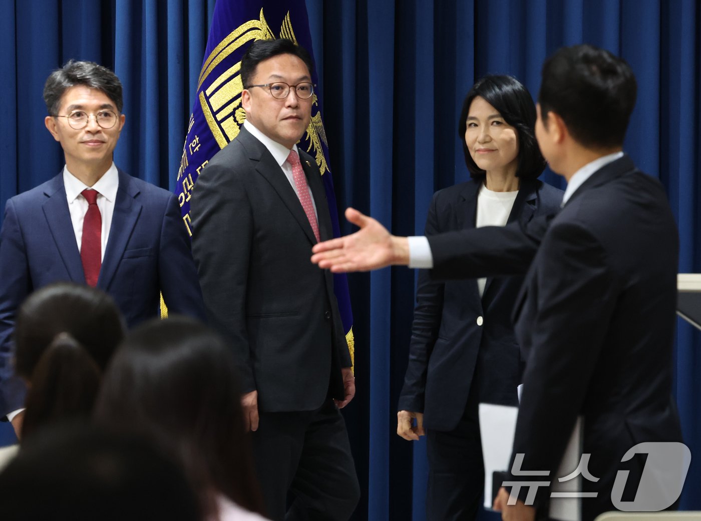 본문 이미지 - 김완섭 환경부 장관 후보자(왼쪽부터) , 김병환 금융위원장 후보자, 이진숙 방송통신위원장 후보자가 4일 용산 대통령실 청사에서 열린 정무직 인선 발표 브리핑에서 지명소감을 밝힌 뒤 이도운 대통령실 홍보수석의 안내를 받고 있다. 2024.7.4/뉴스1 ⓒ News1 송원영 기자