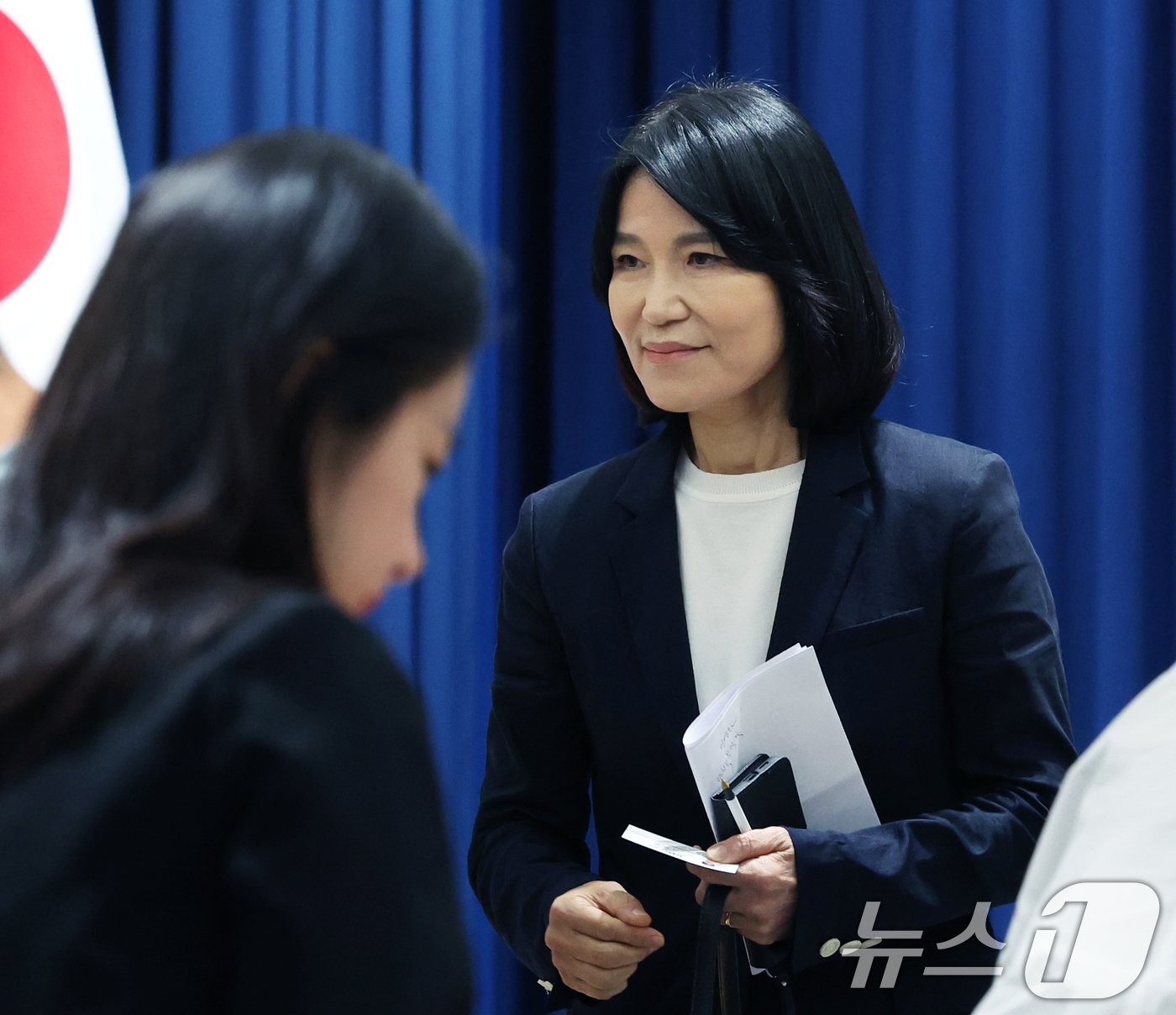 이진숙 신임 방송통신위원장 후보자가 4일 용산 대통령실 청사 브리핑실에서 열린 인사브리핑에서 지명 소감 발표를 마치고 취재진과 인사를 나누고 있다. 2024.7.4/뉴스1 ⓒ News1 송원영 기자