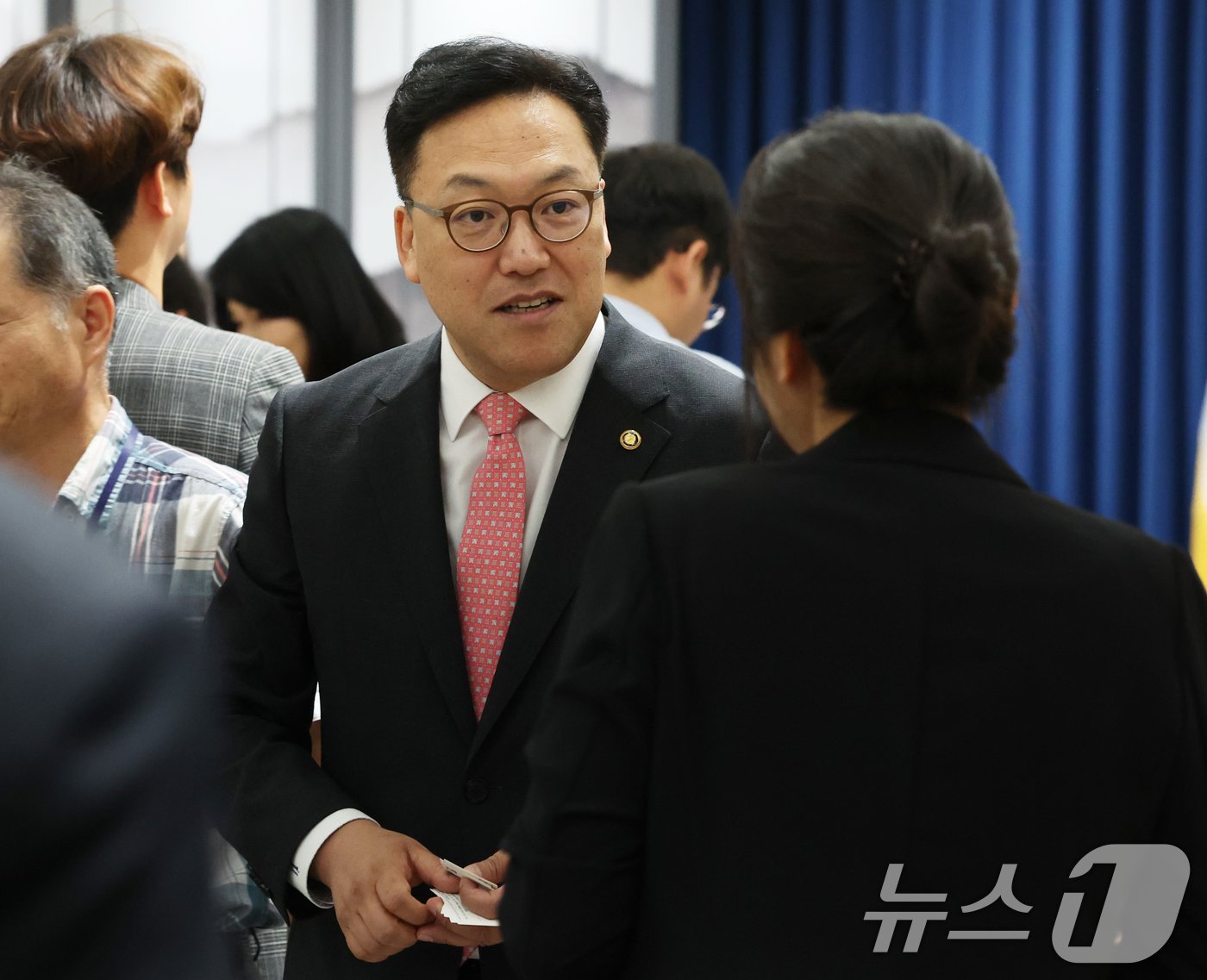 본문 이미지 - 김병환 신임 금융위원장 후보자가 4일 용산 대통령실 청사 브리핑실에서 열린 인사브리핑에서 지명 소감을 발표를 마치고 취재진과 인사를 나누고 있다. 2024.7.4/뉴스1 ⓒ News1 송원영 기자