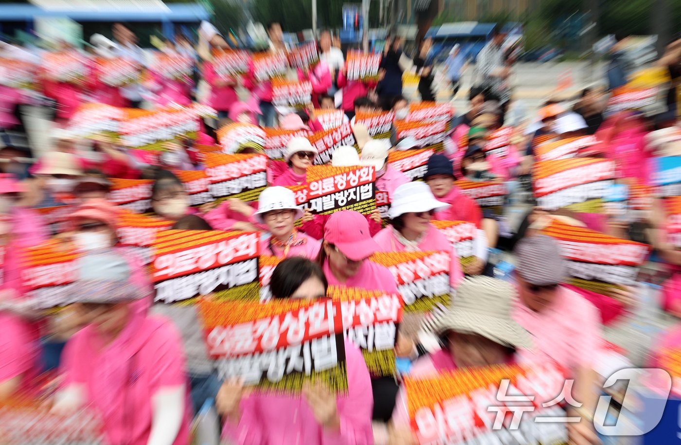 한국유방암환우총연합회·한국환자단체연합회·한국희귀난치성질환연합회 등 총 92개 환자단체 회원들이 4일 오전 서울 종로구 보신각 앞에서 열린 &#39;의사 집단휴진 철회 및 재발방지법 제정 환자촉구대회&#39;에서 구호를 외치고 있다. 2024.7.4/뉴스1 ⓒ News1 김진환 기자