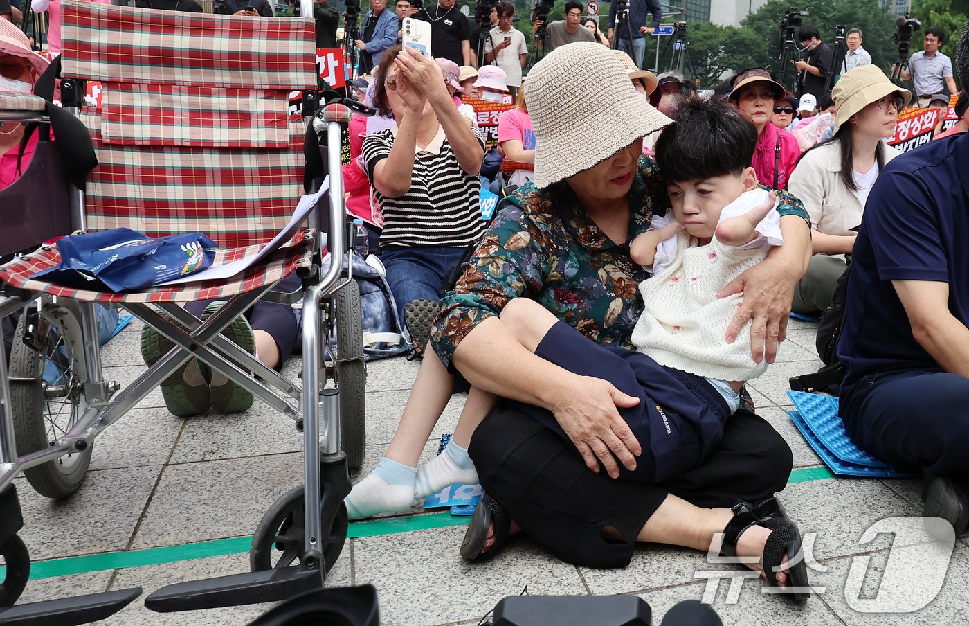 본문 이미지 - 코넬리아드랑게 증후군을 앓고 있는 박하은씨와 어머니 김정애씨가 4일 오전 서울 종로구 보신각 앞에서 한국유방암환우총연합회·한국환자단체연합회·한국희귀난치성질환연합회 등 총 92개 환자단체 주최로 열린 '의사 집단휴진 철회 및 재발방지법 제정 환자촉구대회'에 참석하고 있다. 2024.7.4/뉴스1 ⓒ News1 김진환 기자