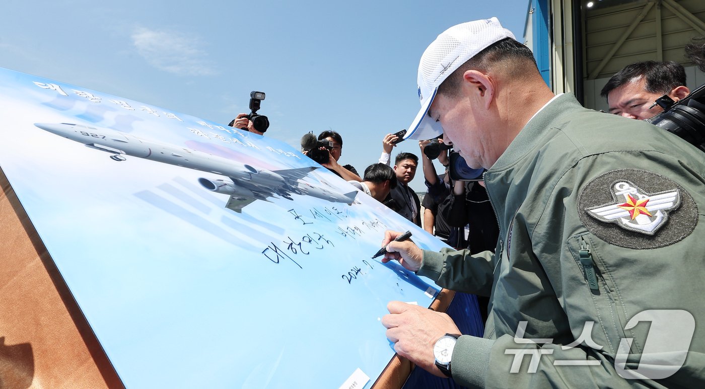 신원식 국방부 장관이 4일 경북 포항시 해군항공사령부에서 열린 해상초계기&#40;P-8A&#41; 국내 인수식에서 비행 안전 기원 휘호식을 하고 있다. 2024.7.4/뉴스1 ⓒ News1 김성진 기자