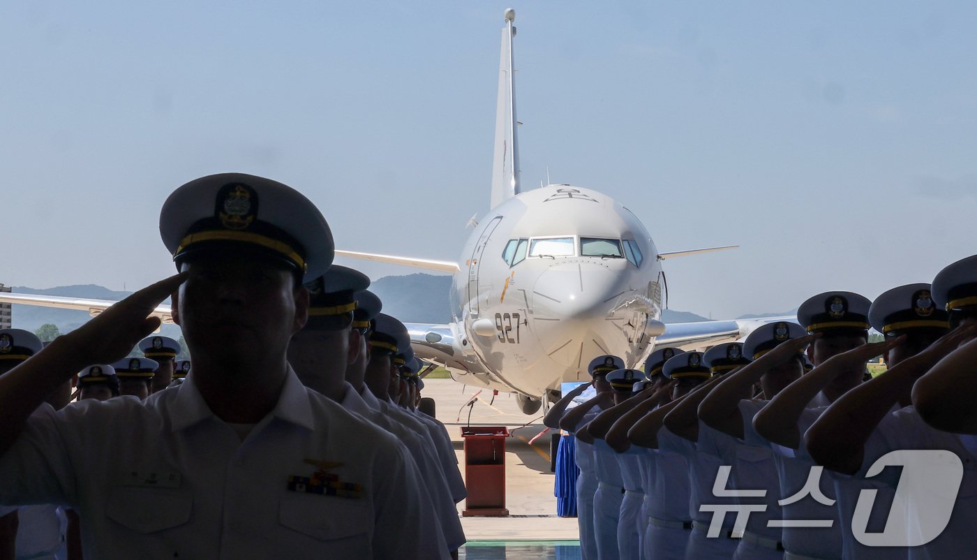 본문 이미지 - 4일 경북 포항시 해군항공사령부에서 열린 해상초계기(P-8A) 국내 인수식에서 해군 장병들이 거수경례를 하고 있다. 2024.7.4/뉴스1 ⓒ News1 김성진 기자