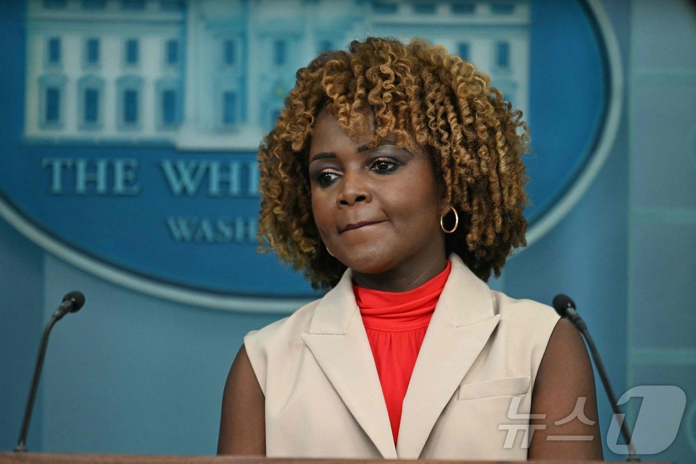 본문 이미지 - 카린 장-피에르 백악관 대변인이 3일 (현지시간) 워싱턴 백악관 브래디 룸에서 브리핑을 갖고 “조 바이든 대통령이 대선 경선에서 물러나는 것을 전혀 고려하지 않고 있다”고 밝히고 있다. 2024.07.04 ⓒ AFP=뉴스1 ⓒ News1 우동명 기자