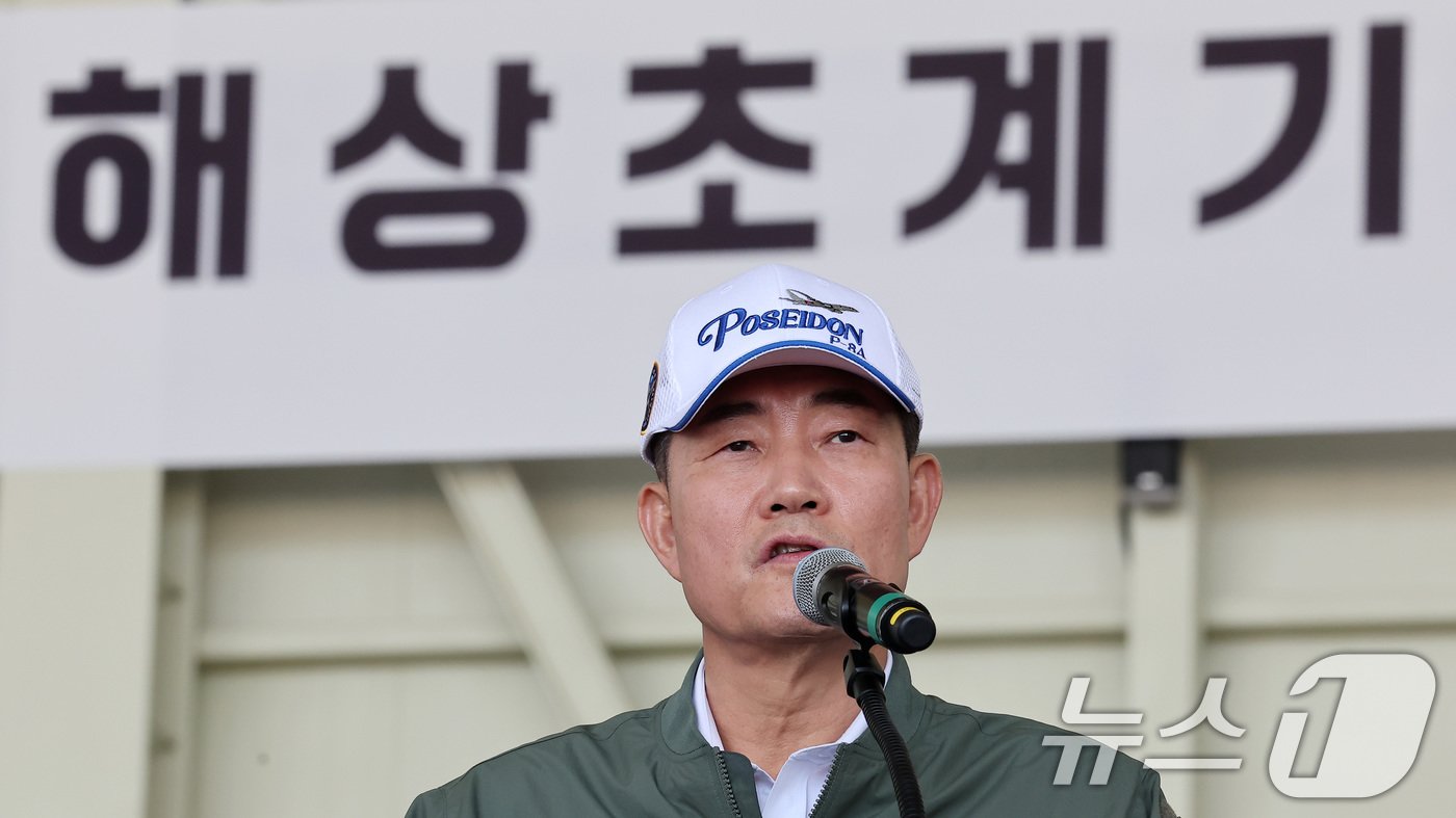 본문 이미지 - 신원식 국방부 장관이 4일 경북 포항시 해군항공사령부에서 열린 해상초계기(P-8A) 국내 인수식에서 축사를 하고 있다. 2024.7.4/뉴스1 ⓒ News1 김성진 기자