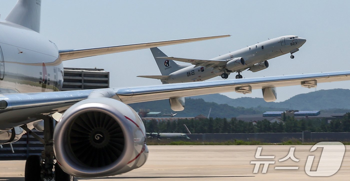 본문 이미지 - 4일 경북 포항시 해군항공사령부에서 열린 해상초계기(P-8A) 국내 인수식에서 신원식 국방부 장관의 출격 지시를 받은 해상초계기 P-8A가 비행하고 있다. 2024.7.4/뉴스1 ⓒ News1 김성진 기자