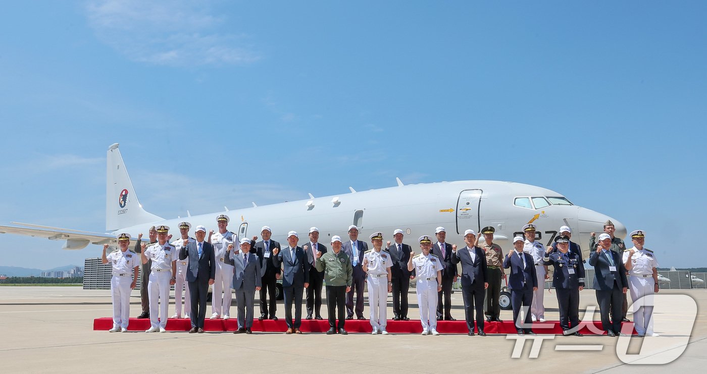 신원식 국방부 장관&#40;왼쪽 여섯번째&#41;과 양용모 해군참모총장, 하성욱 해군항공사령관, 이강덕 포항시장을 비롯한 참석자들이 4일 경북 포항시 해군항공사령부에서 열린 해상초계기&#40;P-8A&#41; 국내 인수식에서 기념촬영을 하고 있다. 2024.7.4/뉴스1 ⓒ News1 김성진 기자