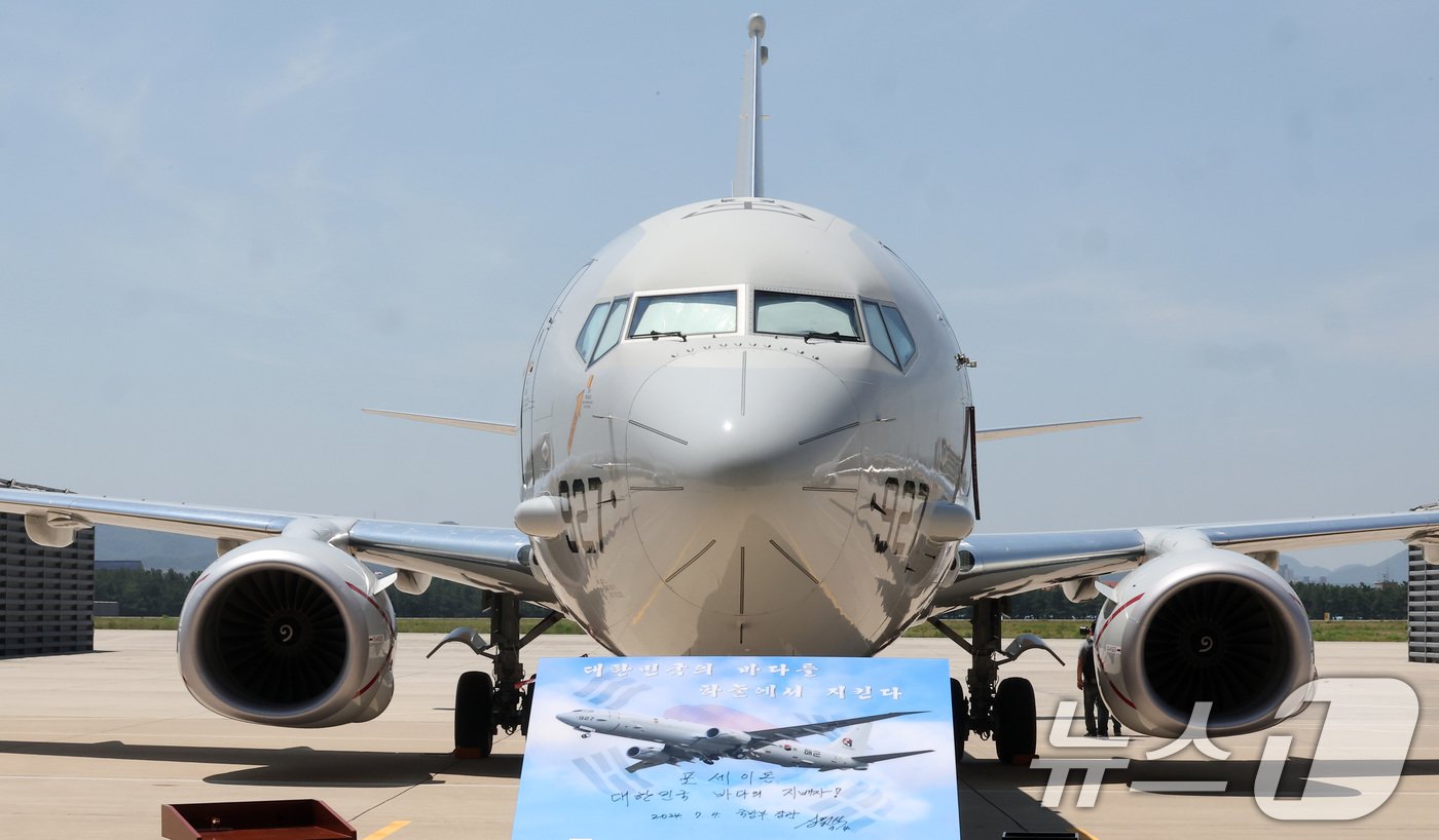 4일 경북 포항시 해군항공사령부에서 열린 해상초계기&#40;P-8A&#41; 국내 인수식에서 신원식 국방부 장관이 작성한 휘호 글귀 뒤로 해상초계기가 대기하고 있다. 2024.7.4/뉴스1 ⓒ News1 김성진 기자