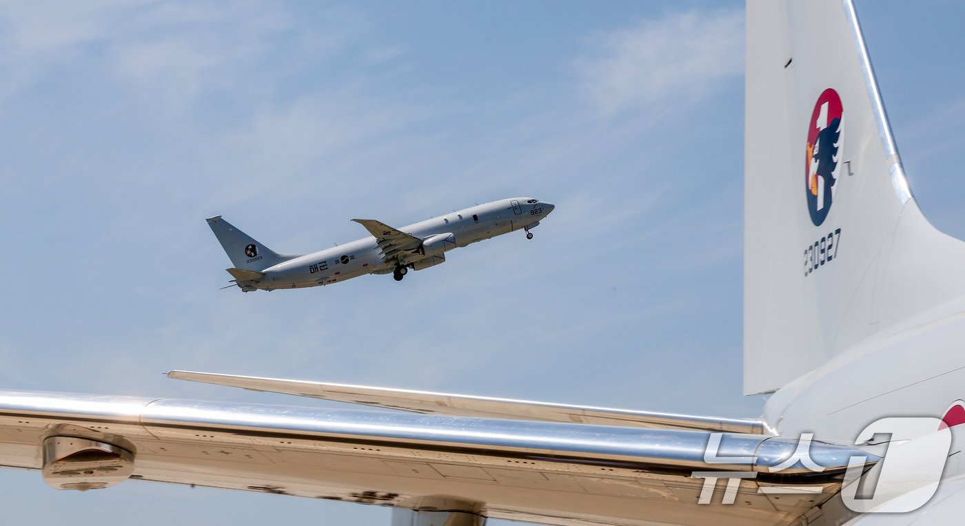 본문 이미지 - 4일 경북 포항시 해군항공사령부에서 열린 해상초계기(P-8A) 국내 인수식에서 신원식 국방부 장관의 출격 지시를 받은 해상초계기 P-8A가 비행하고 있다. 2024.7.4/뉴스1 ⓒ News1 김성진 기자