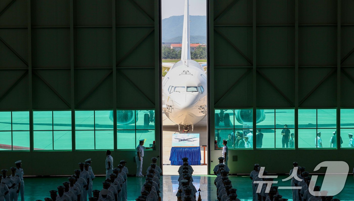 본문 이미지 - 4일 경북 포항시 해군항공사령부에서 열린 해상초계기(P-8A) 국내 인수식에서 격납고의 문이 열리며 해상초계기 P-8A가 모습을 드러내고 있다. 2024.7.4/뉴스1 ⓒ News1 김성진 기자