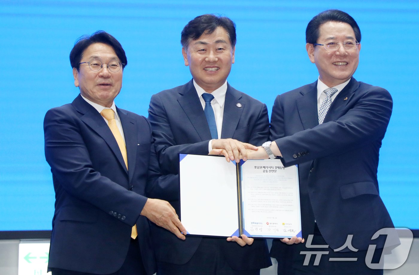 본문 이미지 - 제12회 호남권 정책협의회가 열린 4일 전북자치도 정읍시 JB금융 아우룸캠퍼스에서 김관영 전북특별자치도지사(가운데)와 강기정 광주광역시장(왼쪽), 김영록 전남도지사가 메가시티 경제동맹 선언식을 마치고 기념촬영을 하고 있다. 2024.7.4/뉴스1 ⓒ News1 유경석 기자