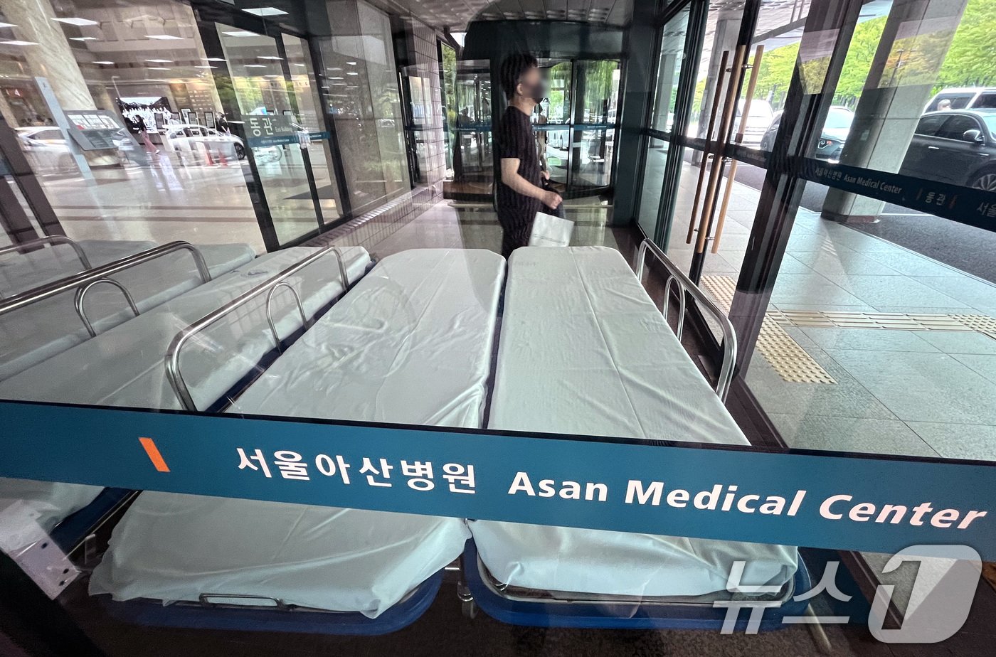 본문 이미지 - 4일 서울 송파구 서울아산병원에 이동식 침상이 준비돼 있다. 서울아산병원 교수 비상대책위원회는 이날부터 중증과 응급환자만 받는 등 진료를 축소 및 재조정하며 정부와의 '장기전'에 돌입했다. 2024.7.4/뉴스1 ⓒ News1 구윤성 기자