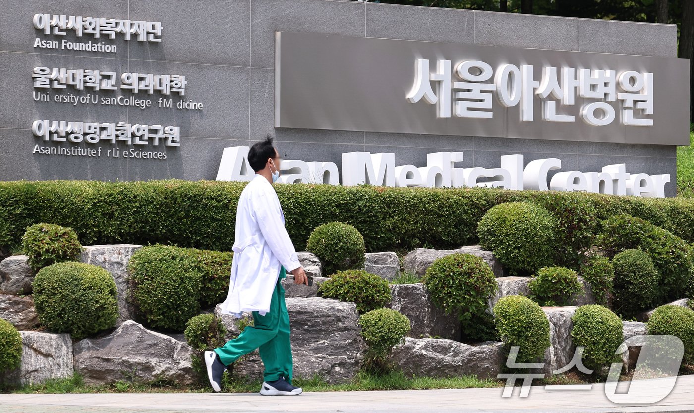 본문 이미지 - 4일 서울 송파구 서울아산병원에서 의료진이 이동하고 있다. 서울아산병원 교수 비상대책위원회는 이날부터 중증과 응급환자만 받는 등 진료를 축소 및 재조정하며 정부와의 '장기전'에 돌입했다. 2024.7.4/뉴스1 ⓒ News1 구윤성 기자