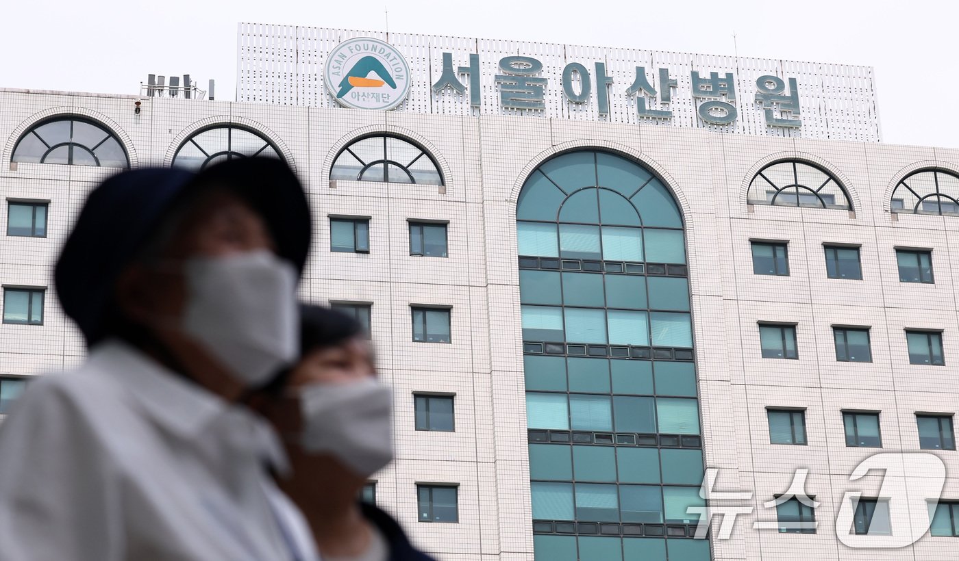 본문 이미지 - 4일 서울 송파구 서울아산병원에서 내원객들이 이동하고 있다. 서울아산병원 교수 비상대책위원회는 이날부터 중증과 응급환자만 받는 등 진료를 축소 및 재조정하며 정부와의 '장기전'에 돌입했다. 2024.7.4/뉴스1 ⓒ News1 구윤성 기자