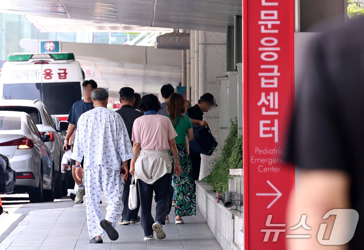 4일 서울 송파구 서울아산병원에서 환자 등 이용객들이 이동하고 있다. 서울아산병원 교수 비상대책위원회는 이날부터 중증과 응급환자만 받는 등 진료를 축소 및 재조정하며 정부와의 &#39;장기전&#39;에 돌입했다. 2024.7.4/뉴스1 ⓒ News1 구윤성 기자