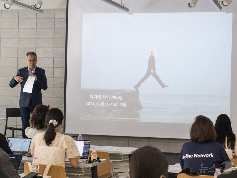 본문 이미지 - 4일 이기대 스타트업얼라이언스 신임 센터장이 기자 간담회를 하고 있다.(스타트업얼라이언스 제공)