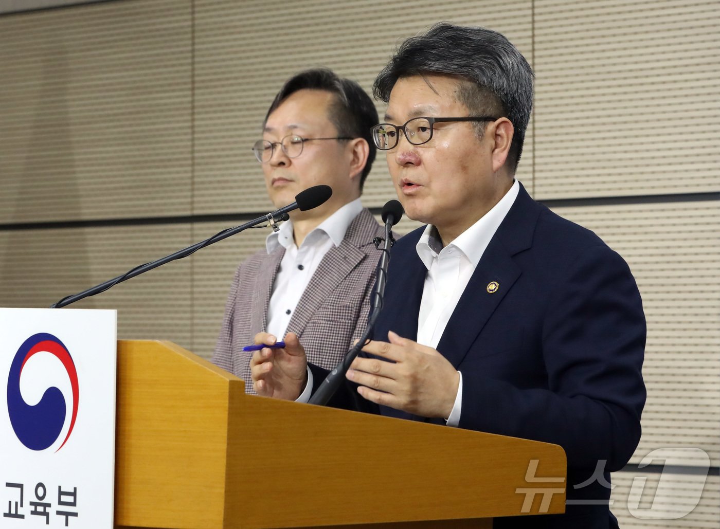 본문 이미지 - 오석환 교육부 차관이 4일 오후 세종시 정부세종청사에서 의대 정원 증원에 따른 의과대학의 교육여건 개선 지원 계획을 설명하고 있다.2024.7.4/뉴스1 ⓒ News1 김기남 기자